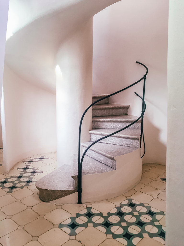 8bar-768x1024 Casa Batlló: tutto quello che c'è da sapere sul capolavoro di Antoni Gaudì.